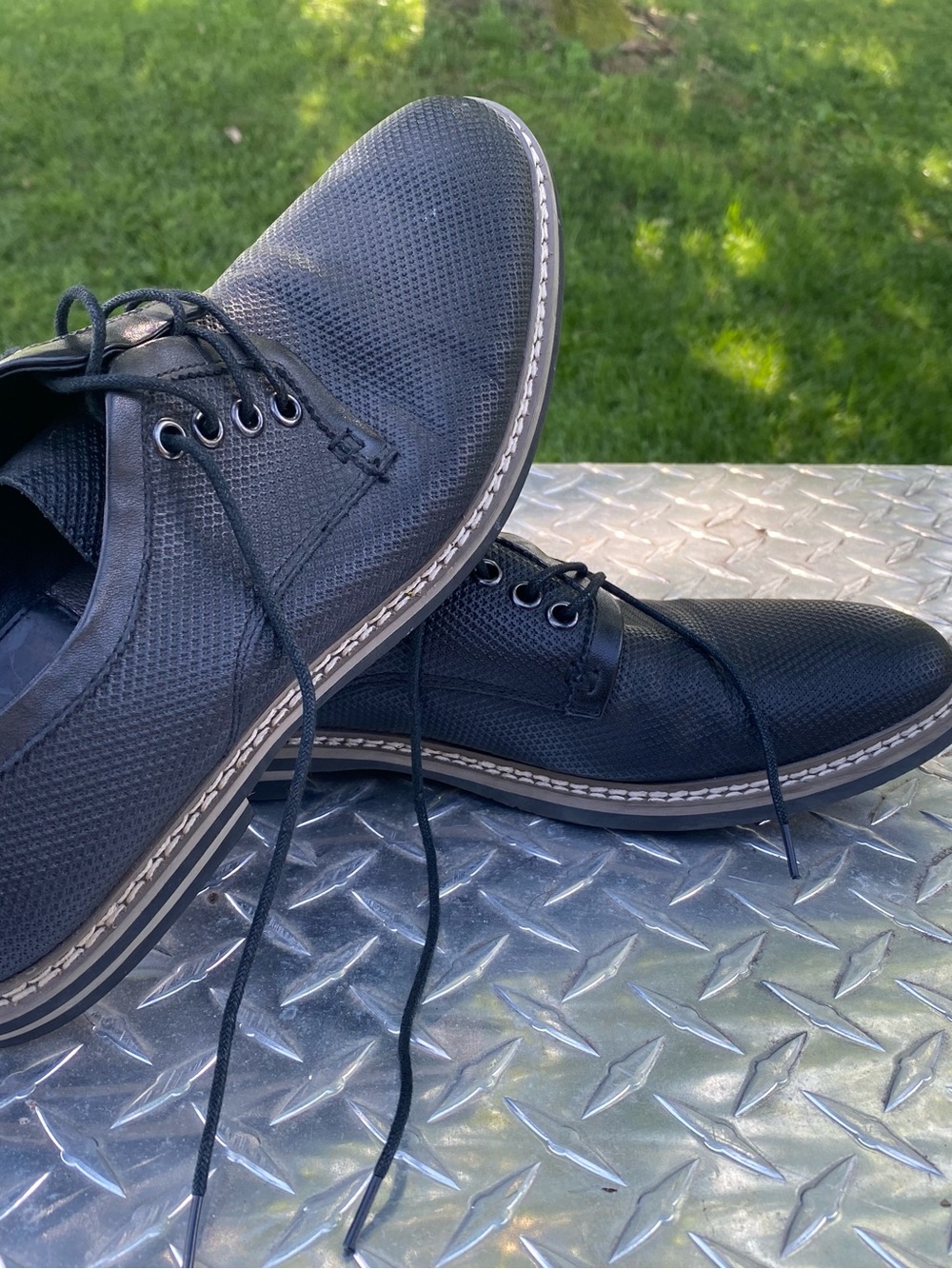 Men's Black Textured Derby Shoes with Contrast Welt